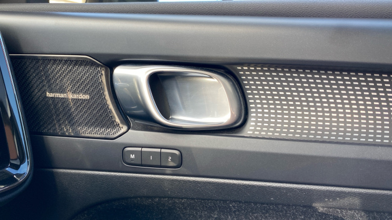 Volvo Xc40 2.0 T4 R DESIGN Pro 5dr Geartronic Petrol Estate